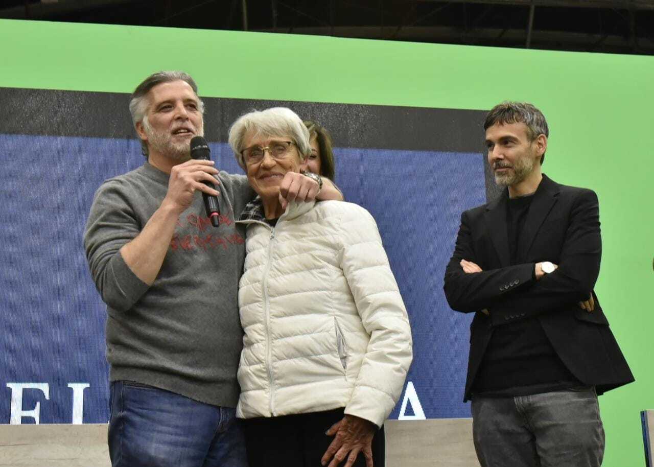 Edelmira Boller Recibiendo La Segunda Menci N De Honor Premio